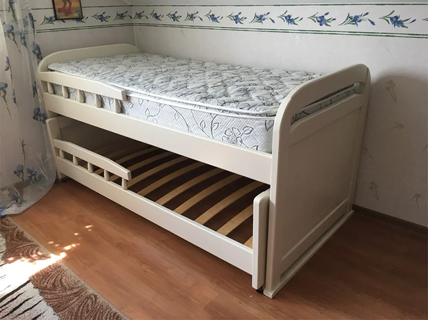 Выдвижная кровать для двоих Мурзилка в интерьере детской