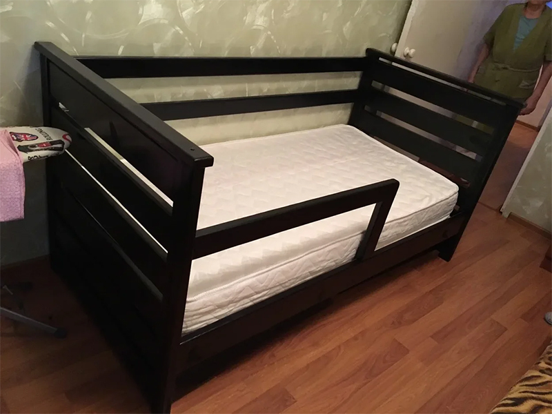 Детская кровать Сакура с бортиком